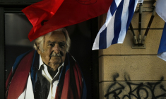 Immense image de l'ancien président uruguayen (2010-2015) José "Pepe" Mujica au siège du parti Frente Amplio à Montevideo, le 13 mai 2025, après l'annonce de sa mort ( AFP / DANTE FERNANDEZ )