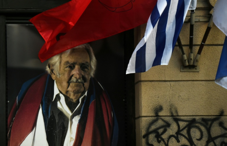 Immense image de l'ancien président uruguayen (2010-2015) José "Pepe" Mujica au siège du parti Frente Amplio à Montevideo, le 13 mai 2025, après l'annonce de sa mort ( AFP / DANTE FERNANDEZ )