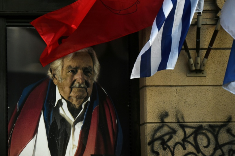 Immense image de l'ancien président uruguayen (2010-2015) José "Pepe" Mujica au siège du parti Frente Amplio à Montevideo, le 13 mai 2025, après l'annonce de sa mort ( AFP / DANTE FERNANDEZ )