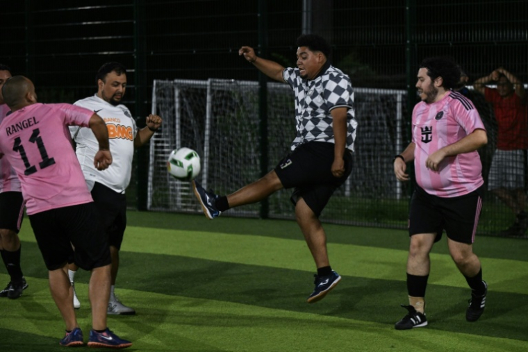 Les participants au programme de santé par le sport "Man vs Fat soccer" jouent un match de football le 5 mai 2026 à Houston (Texas)  ( AFP / RONALDO SCHEMIDT )