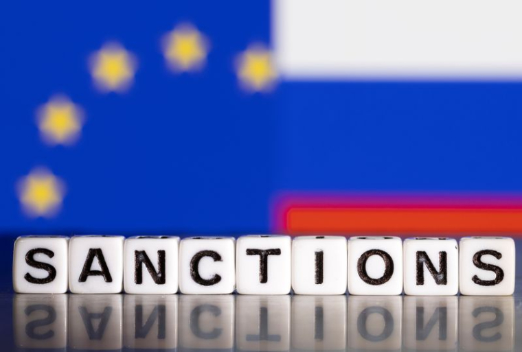Illustration du mot "Sanctions" devant les drapeaux de l'UE et de la Russie
