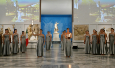 La flamme olympique des Jeux d'hiver 2026 à Milan-Cortina a été allumée lors d'une cérémonie au musée du site antique d'Olympie, en Grèce, le 26 novembre 2025 ( AFP / Aris MESSINIS )