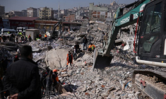 Des sauveteurs recherchent des victimes et des survivants piégés sous les décombres à la suite du tremblement de terre à Kahramanmaras, en Turquie