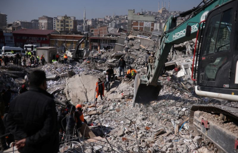 Des sauveteurs recherchent des victimes et des survivants piégés sous les décombres à la suite du tremblement de terre à Kahramanmaras, en Turquie
