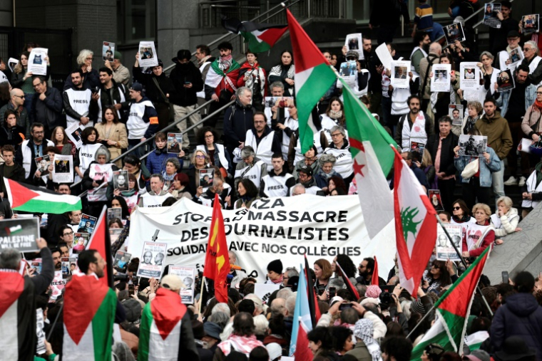 Manifestation de soutien aux journalistes palestiniens devant l'Opéra Bastille à Paris, le 16 avril 2025 ( AFP / STEPHANE DE SAKUTIN )