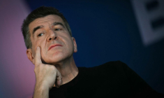 Matthieu Pigasse, lors du meeting "Printemps du souffle breton", le 25 avril 2026 à Liffré. ( AFP / LOU BENOIST )