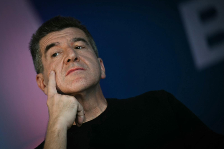 Matthieu Pigasse, lors du meeting "Printemps du souffle breton", le 25 avril 2026 à Liffré. ( AFP / LOU BENOIST )