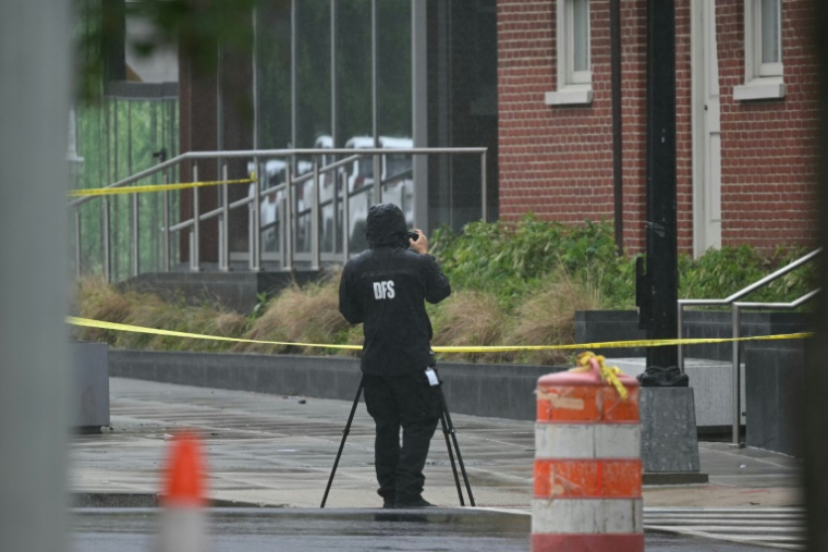 Un membre de la police scientifique à l'extérieur du Musée juif de Washington après des tirs qui ont fait deux morts, le 22 mai 2025 ( AFP / Drew ANGERER )