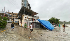 Des habitants au milieu des dégâts provoqués par le passage de l'ouragan Erick à Puerto Escondido, dans l'Etat d'Oaxaca, dans le sud du Mexique, le 19 juin 2025 ( AFP / CARLO ECHEGOYEN )