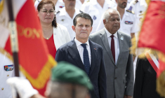 Manuel Valls, ministre des Outre-mer entouré d'élus calédoniens, dont la présidente du Congrès de Nouvelle-Calédonie, Veylma Falaeo (en haut à gauche), lors d'une cérémonie d'honneur militaires à la Croix de Lorraine à Nouméa (Nouvelle-Calédonie), le 22 février 2025. ( AFP / DELPHINE MAYEUR )