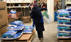 Des clients d'un magasin de bricolage achètent du matériel en anticipation de l'arrivée d'une tempête hivernale majeure sur une bonne partie des Etats-Unis, à Falls Church (Virginie), le 24 janvier 2026 ( AFP / Alex WROBLEWSKI )