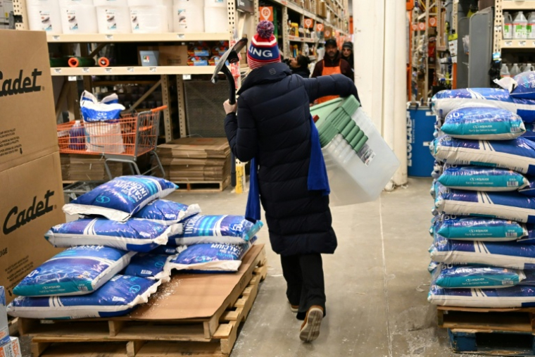 Des clients d'un magasin de bricolage achètent du matériel en anticipation de l'arrivée d'une tempête hivernale majeure sur une bonne partie des Etats-Unis, à Falls Church (Virginie), le 24 janvier 2026 ( AFP / Alex WROBLEWSKI )