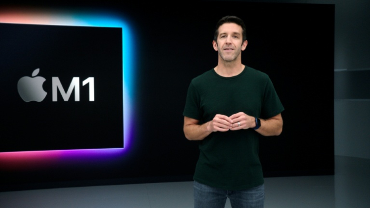 Photo diffusée par Apple, le 10 novembre 2020, montrant John Ternus, vice-président de l'ingénierie matérielle d'Apple, lors d'un événement à l'Apple Park à Cupertino, en Californie ( Apple Inc. / Handout )