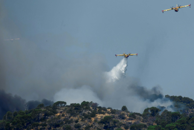Des Canadair en action contre un feu de forêt près de Pelayos de la Presa, à l'ouest de Madrid, le 26 juillet 2026  ( AFP / Oscar DEL POZO )