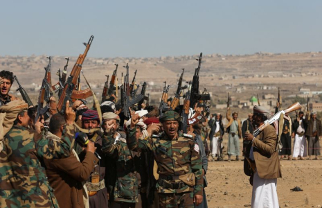 Des combattants Houthies manifestent contre les frappes militaires menées par les États-Unis, près de Sanaa, au Yémen
