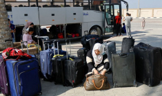 Des Palestiniens munis de passeports étrangers attendent l'autorisation de quitter Gaza, au poste frontière de Rafah avec l'Égypte