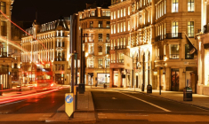 Un bus circule dans une rue calme de Regents Street en fin de soirée à Londres