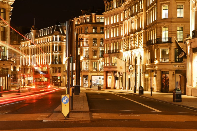 Un bus circule dans une rue calme de Regents Street en fin de soirée à Londres