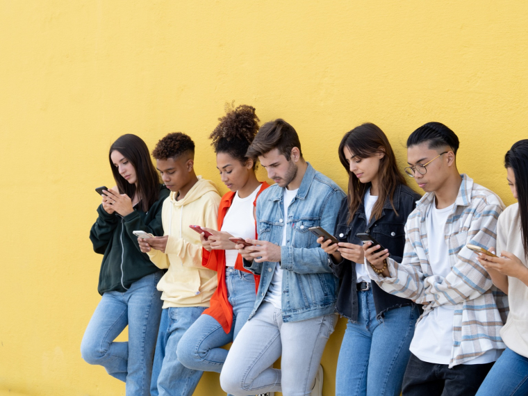 En Autralie, 7 enfants sur 10 auraient conserv&eacute; leurs comptes apr&egrave;s l&rsquo;entr&eacute;e en vigueur de la loi interdisant l&rsquo;acc&egrave;s aux r&eacute;seaux sociaux aux moins de 15 ans. (cr&eacute;dit: Adobe Stock)