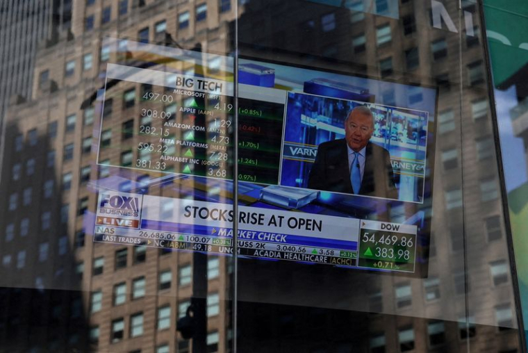 Écran affichant des informations boursières à l'extérieur du site du Nasdaq à New York