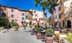 (Crédits photo : Adobe Stock - Ruelle d'un village de France authentique et préservé en été)