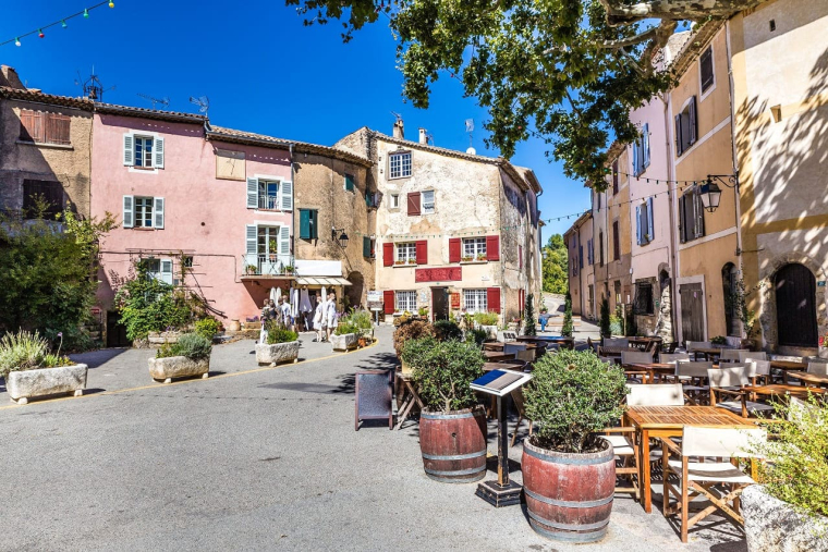 (Crédits photo : Adobe Stock - Ruelle d'un village de France authentique et préservé en été)