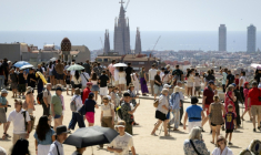 Des touristes visitent le parc Güell à Barcelone, le 20 juin 2026 en Espagne ( AFP / Josep LAGO )