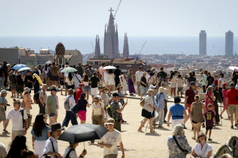Des touristes visitent le parc Güell à Barcelone, le 20 juin 2026 en Espagne ( AFP / Josep LAGO )