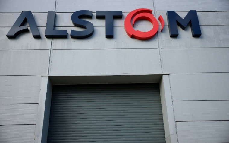 Logo sur un bâtiment de l'usine ferroviaire Alstom à Derby
