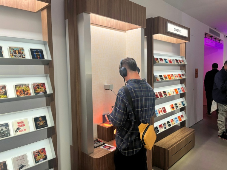 Un client de l'Audible Story House à New York, le 30 avril 2026 ( AFP / Thomas URBAIN )