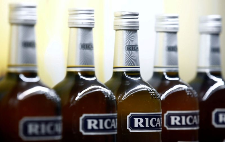 Photo d'archives de bouteilles de Ricard
