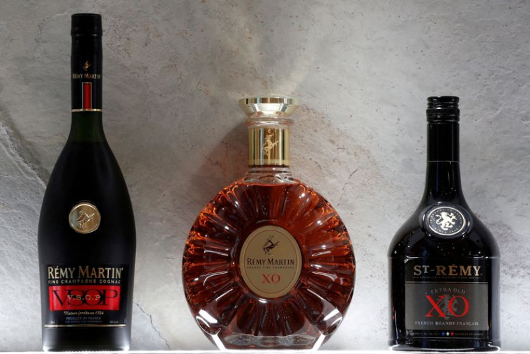 Les bouteilles de cognac Remy Martin VSOP, de cognac Remy Martin XO et de brandy St-Remy XO sont exposées au siège de Remy Cointreau SA à Paris