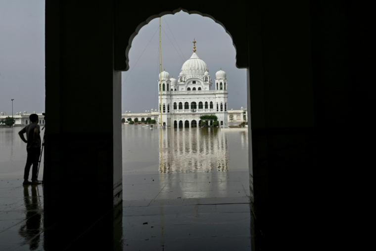 Le complexe du Corridor de Kartarpur Sahib, l'un des sites sikhs les plus sacrés au monde, partiellement submergé par la crue à Kartarpur au Pakistan, le 28 août 2025 ( AFP / Arif ALI )
