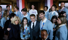 Le président Emmanuel Macron (c) et son épouse Brigitte Macron (g) avec les médaillés d'or en patinage artistique Laurence Fournier Baudry (2e g) et Guillaume Cizeron (d), lors d'une cérémonie de remise de médailles en l'honneur des athlètes français ayant participé aux Jeux olympiques d'hiver de Milan-Cortina 2026 à l'Élysée, le 29 avril 2026 à Paris ( POOL / Stephanie Lecocq )