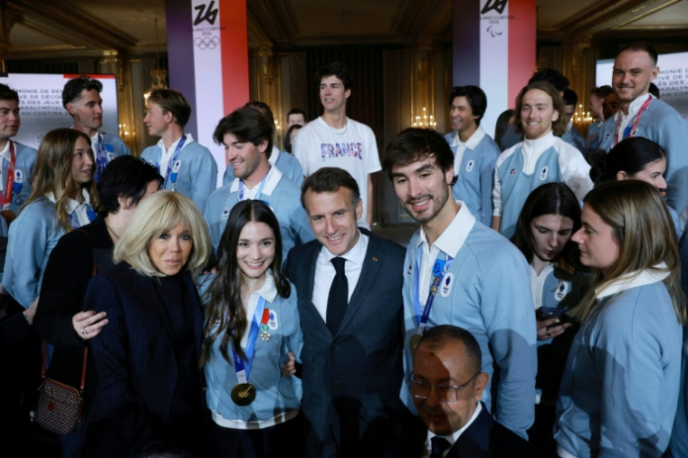 Le président Emmanuel Macron (c) et son épouse Brigitte Macron (g) avec les médaillés d'or en patinage artistique Laurence Fournier Baudry (2e g) et Guillaume Cizeron (d), lors d'une cérémonie de remise de médailles en l'honneur des athlètes français ayant participé aux Jeux olympiques d'hiver de Milan-Cortina 2026 à l'Élysée, le 29 avril 2026 à Paris ( POOL / Stephanie Lecocq )