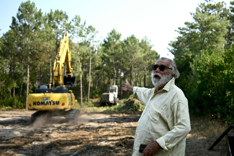 Benoît Bartherotte supervise la création d'une ligne de pare-feu près de Lège-Cap-Ferret, à l'ouest de Bordeaux, le 29 juillet 2026 ( AFP / Philippe Lopez )