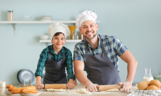Si les CAP, Bac pro ou BTS assurent le premier niveau de formation, les chefs prennent le relais pour consolider l’aspect technique des apprentis et insuffler les valeurs du métier. (crédit: Adobe Stock)