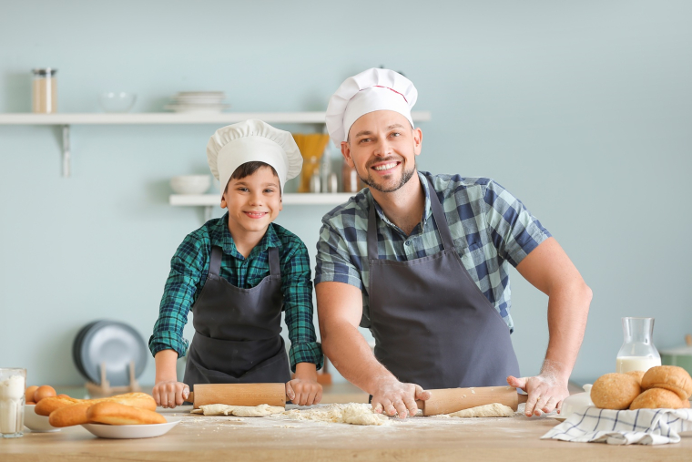 Si les CAP, Bac pro ou BTS assurent le premier niveau de formation, les chefs prennent le relais pour consolider l’aspect technique des apprentis et insuffler les valeurs du métier. (crédit: Adobe Stock)