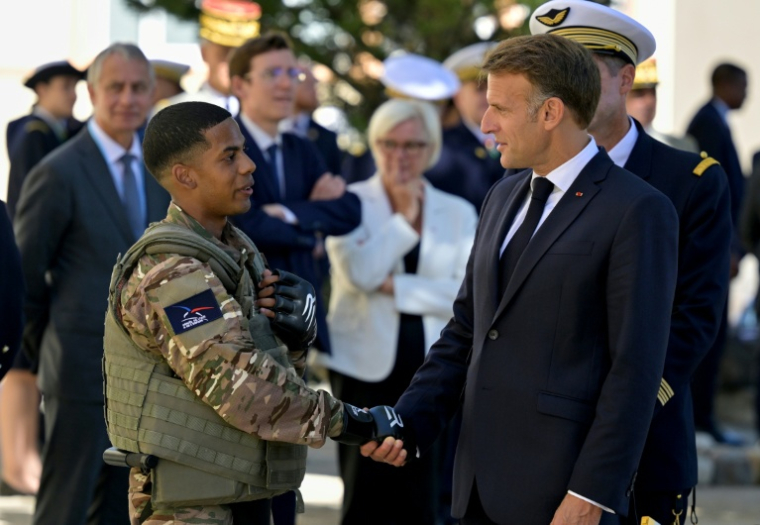 Le président de la République Emmanuel Macron salue un volontaire du service national sur la base aérienne 115, à Orange, dans le Vaucluse, le 15 septembre 2026 ( POOL / Philippe Magoni )