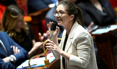 Aurore Bergé, secrétaire d'État chargée de l'Égalité, lors d'une séance de questions au gouvernement à l'Assemblée nationale, le7 avril 2026 à Paris ( AFP / JULIEN DE ROSA )