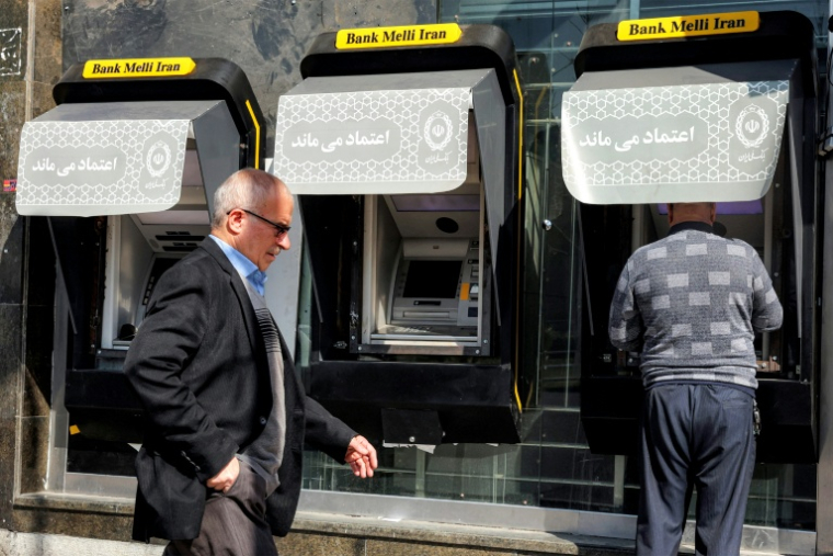 Des distributeurs automatiques de billets à Téhéran, le 21 février 2026 en Iran ( AFP / - )