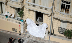 L'entrée de l'immeuble où réside un homme d'affaires d'origine ukrainienne visé la veille par une tentative d'assassinat à l'engin piégé, le 30 juin 2026 à Monaco ( AFP / Valery HACHE )