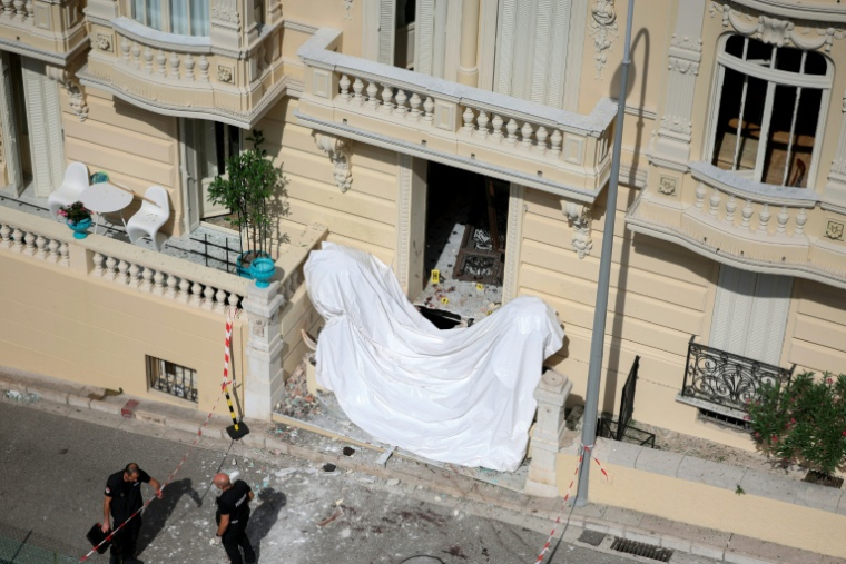 L'entrée de l'immeuble où réside un homme d'affaires d'origine ukrainienne visé la veille par une tentative d'assassinat à l'engin piégé, le 30 juin 2026 à Monaco ( AFP / Valery HACHE )