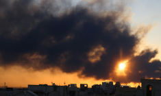 Un panache de fumée après une frappe sur Téhéran, le 3 mars 2026 en Iran ( AFP / ATTA KENARE )