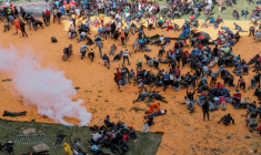 Des partisans et personnes en deuil se mettent à l'abri après que des coups de feu et des gaz lacrymogènes ont été tirés lors d'un rassemblement pour l'exposition publique du cercueil du leader de l'opposition kenyan Raila Odinga au stade Kasarani à Nairobi, le 16 octobre 2025, au lendemain de son décès en Inde ( AFP / KABIR DHANJI )