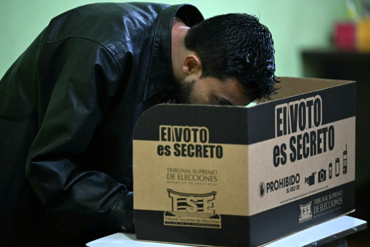 Un homme vote lors de la présidentielle au Costa Rica, le 1er février 2026 à San José  ( AFP / Marvin RECINOS )