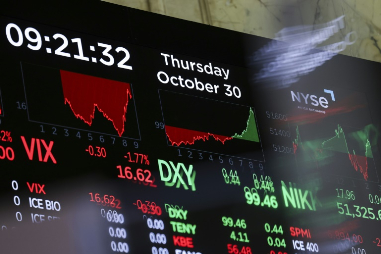 Un écran montrant les cours de la Bourse de New York le 30 octobre 2025 ( AFP / ANGELA WEISS )