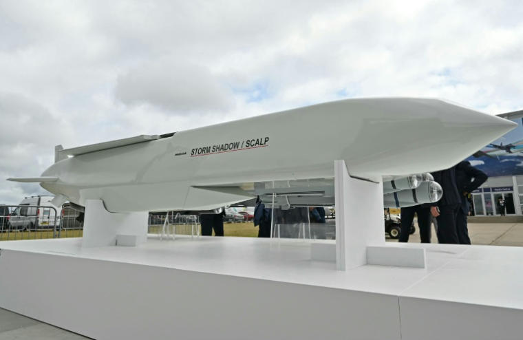 Un missile de croisière Scalp/Storm Shadow sur le stand du fabricant de missiles européen MBDA, à l'ouverture du salon aéronautique international de Farnborough, au sud-ouest de Londres, le 22 juillet 2024 ( AFP / JUSTIN TALLIS )