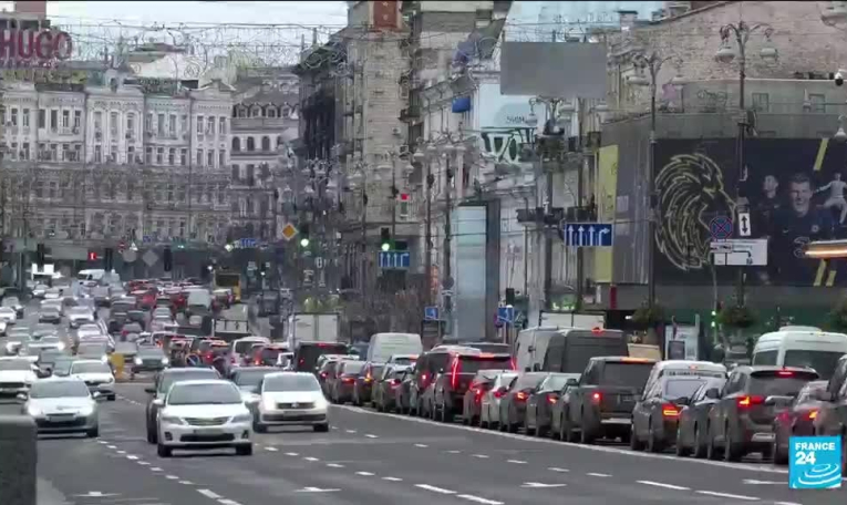 L'Ukraine poursuit sa "dérussification" : la statue de la mère patrie de Kiev perd son emblème soviétique