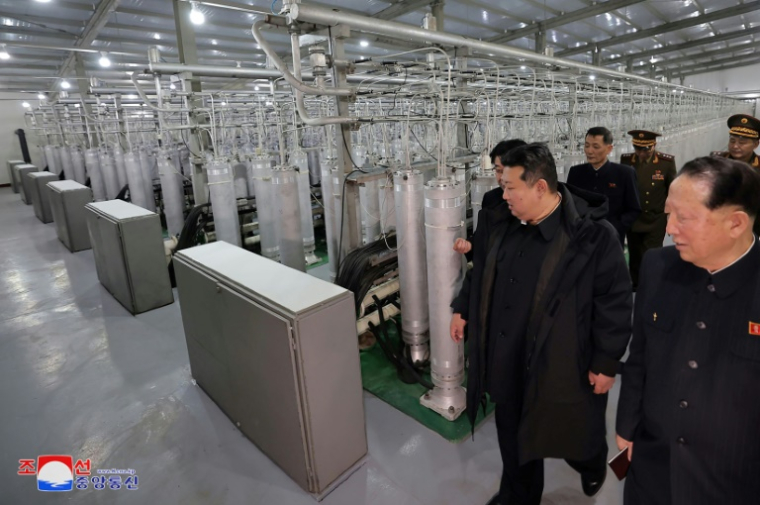 Photo non datée publiée par l'agence de presse officielle nord-coréenne Kcna via Kns, le 29 janvier 2025, du dirigeant nord-coréen Kim Jong-un (c) inspectant un site de production de matières nucléaires et un laboratoire d'armes nucléaires, dans un lieu non déterminé en Corée du Nord ( KCNA VIA KNS / STR )
